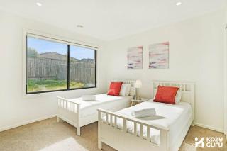 KozyGuru | Greenvale | Charming 7 Bed House - 1