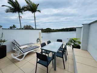 2 Bedroom Waterfront Wayba Quays - 8