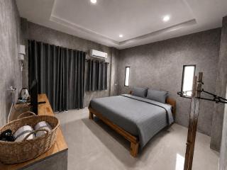 Samanta By The Hill - 1