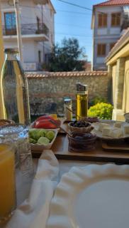 Villa Zoi A Stay to Remember Guesthouse I Sleep on the Historic Roman Road Via Egnatia inside the ancient walls of Elbasan Castle and wake up to a homemade Albanian breakfast prepared by a local family - Elbasan - 8
