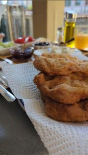 Villa Zoi A Stay to Remember Guesthouse I Sleep on the Historic Roman Road Via Egnatia inside the ancient walls of Elbasan Castle and wake up to a homemade Albanian breakfast prepared by a local family - Elbasan - 6