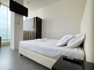 Ampio monolocale con terrazza fronte mare 104 - 3