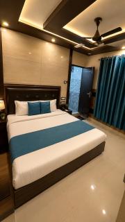 Hotel Famous - 3