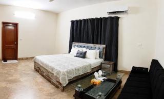1 Bedroom Bungalow in Clifton Near Sea View - 0