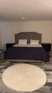 Spacious AC Bedroom with Wardrobe and Bathtub - 0