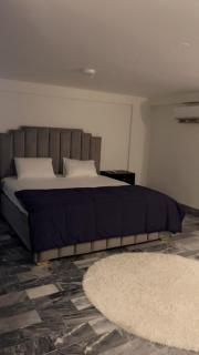 Spacious AC Bedroom with Wardrobe and Bathtub - 1