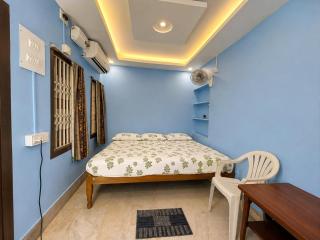 BEST FAMILY HOTEL NEAR SEA BEACH PURI - RK HOLIDAY HOME PURI - Near Light house Beach- Golden Beach and Shree Jagannath Temple , NON AC ROOMS ,Wifi , Kitchen and Free Parking - 5