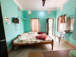 BEST FAMILY HOTEL NEAR SEA BEACH PURI - RK HOLIDAY HOME PURI - Near Light house Beach- Golden Beach and Shree Jagannath Temple , NON AC ROOMS ,Wifi , Kitchen and Free Parking - 6