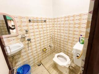 BEST FAMILY HOTEL NEAR SEA BEACH PURI - RK HOLIDAY HOME PURI - Near Light house Beach- Golden Beach and Shree Jagannath Temple , NON AC ROOMS ,Wifi , Kitchen and Free Parking - 3
