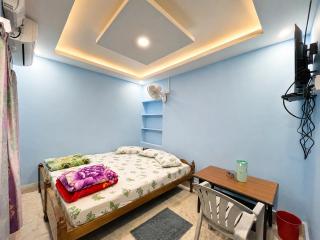 BEST FAMILY HOTEL NEAR SEA BEACH PURI - RK HOLIDAY HOME PURI - Near Light house Beach- Golden Beach and Shree Jagannath Temple , NON AC ROOMS ,Wifi , Kitchen and Free Parking - 7