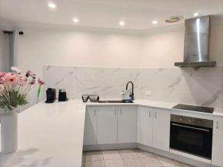 Sunnybank Hills Walkable Retreat - 9
