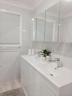 Sunnybank Hills Walkable Retreat - 3