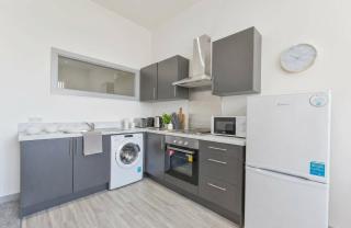 1 Bed Budget Apartment in Central Dudley w WiFi - 8