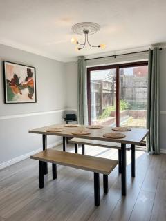Spacious 3 bed house - a cosy modern retreat - 8