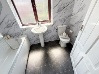 Spacious 3 bed house - a cosy modern retreat - 6