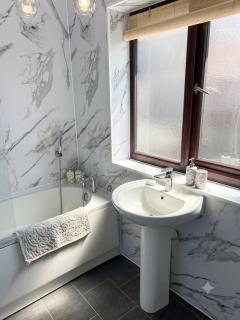 Spacious 3 bed house - a cosy modern retreat - 1