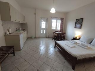 Eleni's sunny double room with balcony - 2