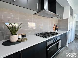 KozyGuru Pakenham Comfortable 4-Bedroom House - 1