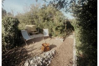 Pet Friendly Shepherd's Hut Sleeps 2 with Hot Tub - 8