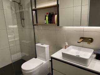 Lovely 1BD condo with free parking city view - 7