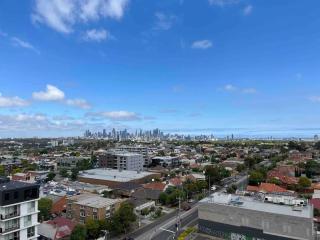 Lovely 1BD condo with free parking city view - 5