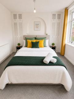 Stylish 3BR Home Sleeps 5 - 7