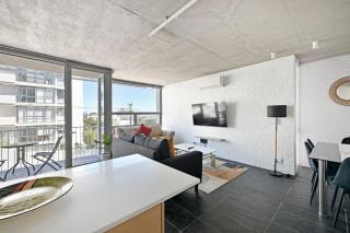 Modern Living Mountain and Ocean Views 100m to the Beach - 0