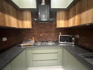 Stylish 2BR Fully Furnished Prime, Lahore PK - 4