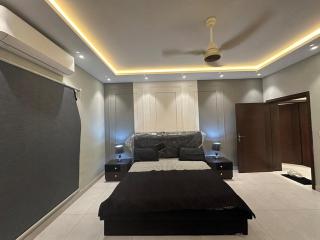 Stylish 2BR Fully Furnished Prime, Lahore PK - 3