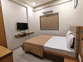 Hotel Sai Praatham, Near Sai Baba Temple - 8
