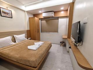 Hotel Sai Praatham, Near Sai Baba Temple - 7