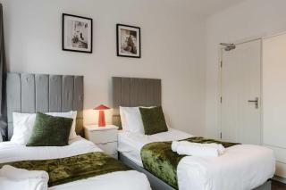 4 Bedroom 4 En-suite House - 9