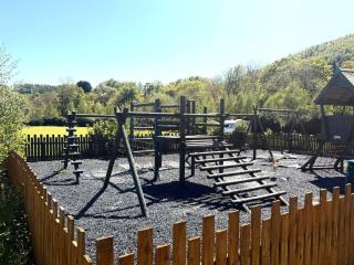 Glamping Hut - Sleeps 2 hot tub & parking - 6