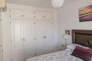2 Bed House Sleeps 4 - Pool Sea Views Parking - 8
