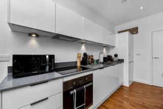 Newly Reopened, Modern Flat Central Location - 5