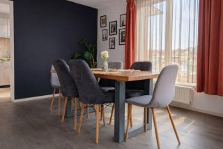 Urban Haven - Spacious 4BR Apartment for Groups and Families with Free Parking and Self Check-in - 4