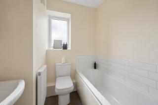 Modern 3BR Home with 2-Car Drive & Fast WiFi - 2