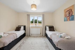 Modern 3BR Home with 2-Car Drive & Fast WiFi - 8