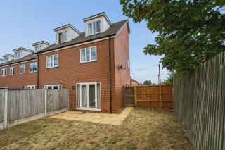 Modern 3BR Home with 2-Car Drive & Fast WiFi - 4