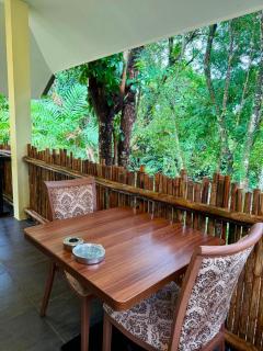 Jungle Breeze Bungalow, Fast WiFi, Quiet Retreat - 1