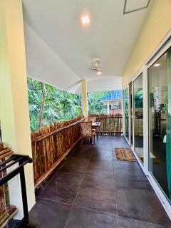 Jungle Breeze Bungalow, Fast WiFi, Quiet Retreat - 9