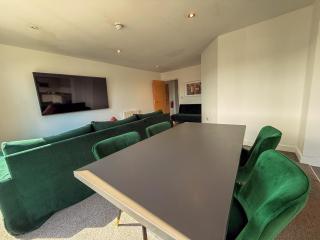 Modern Central Apartment Sleeps 6, Free parking - 0