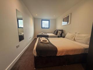 Modern Central Apartment Sleeps 6, Free parking - 1