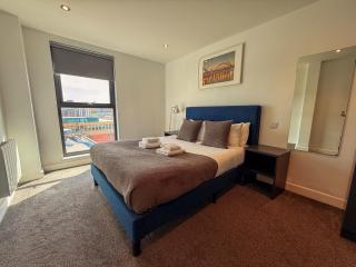 Modern Central Apartment Sleeps 6, Free parking - 6