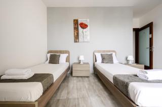 F10 Room 3, Private Room two single beds shared bathroom in shared Flat - 0