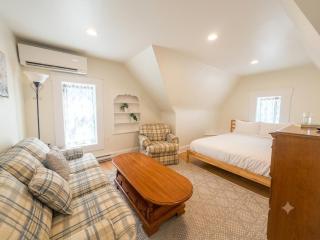 Centre of Wolfville 3rd Floor View 2BR & 3 Queen Beds - 5