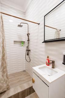 Maame's Court Apartments Spacious East Legon Stays - 6
