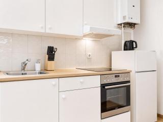 Spacious Two Bedroom Apartment Near Stadthalle - 6