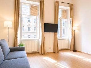 Spacious Two Bedroom Apartment Near Stadthalle - 3
