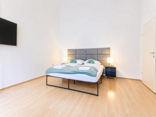 Spacious Two Bedroom Apartment Near Stadthalle - 2
